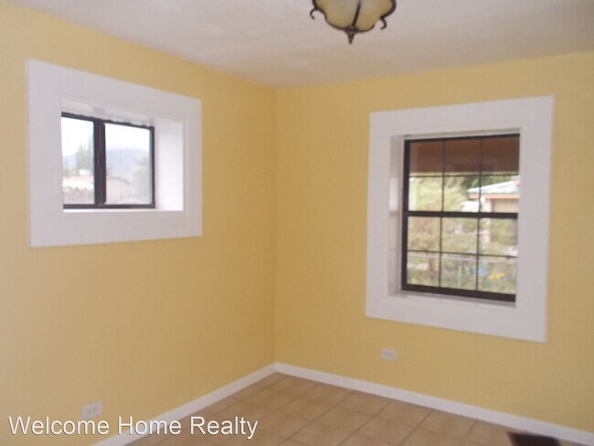 Building Photo - 3 br, 1 bath House - 8 Malpais Ave