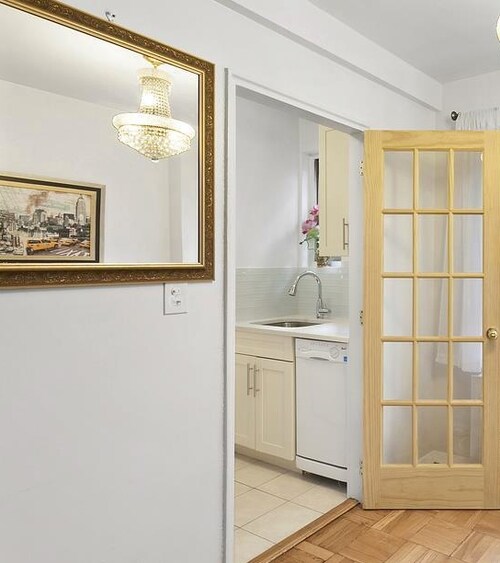 Foto del edificio - 225 W 46th St