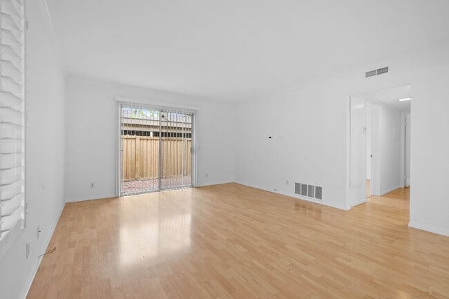 Building Photo - End Unit Condo Home in Woodbridge