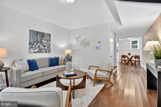 Building Photo - 1027 6th St NE