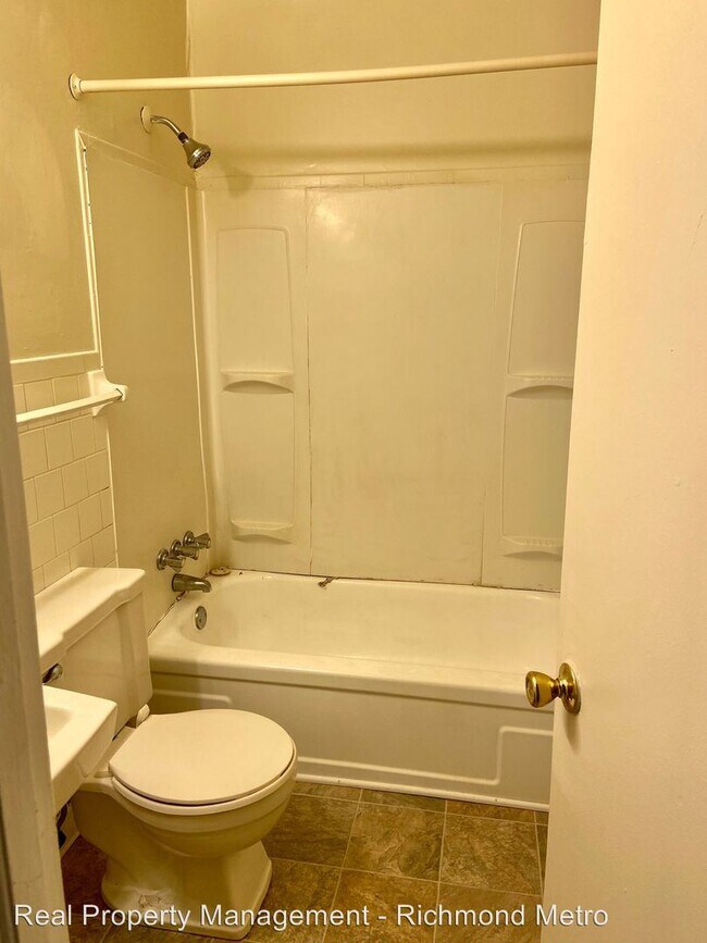 Building Photo - 301 Newcastle Dr