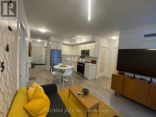 Building Photo - 2550 Simcoe St N