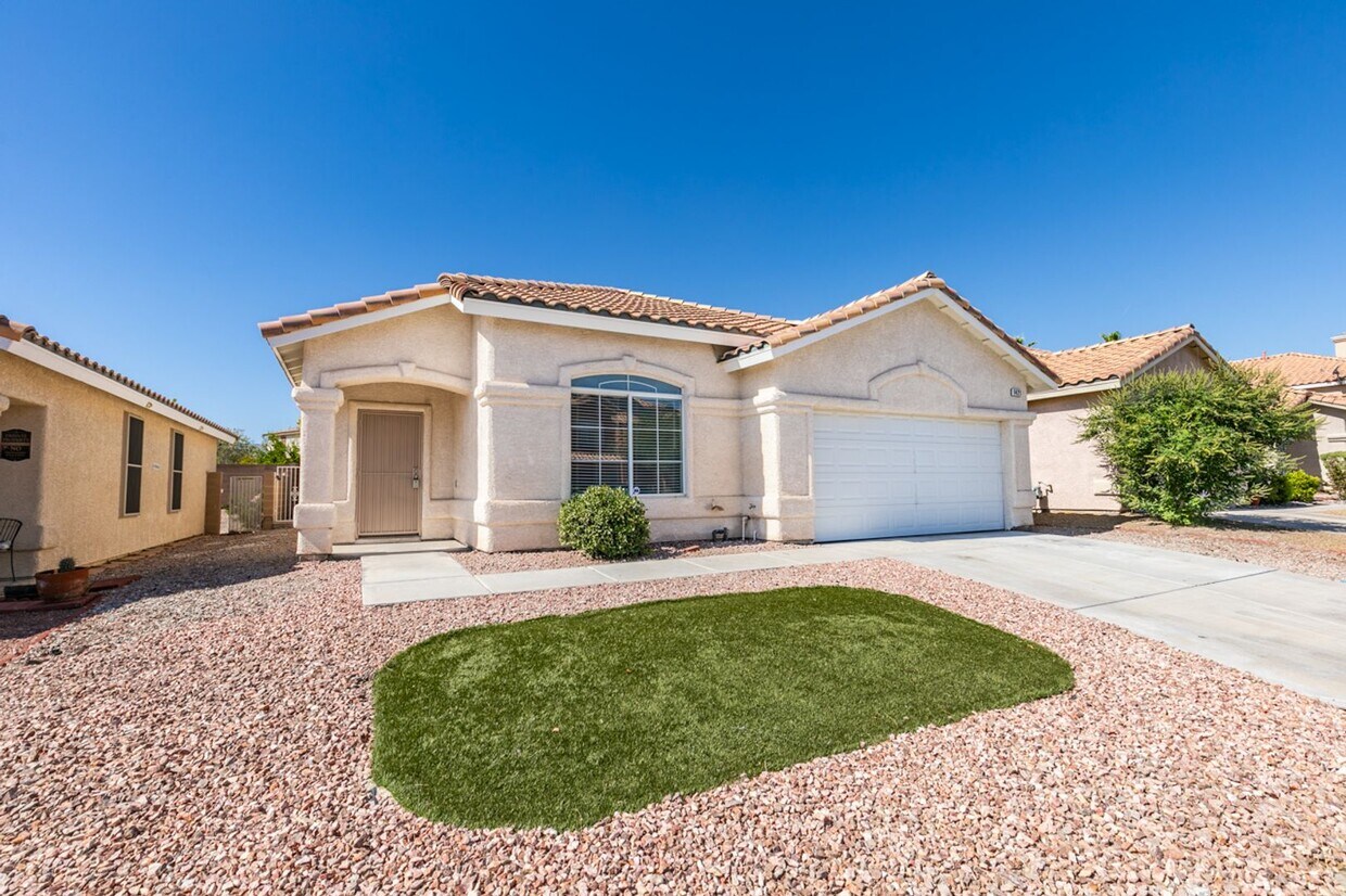 Foto principal - Beautifully updated 3-bedroom home offerin...
