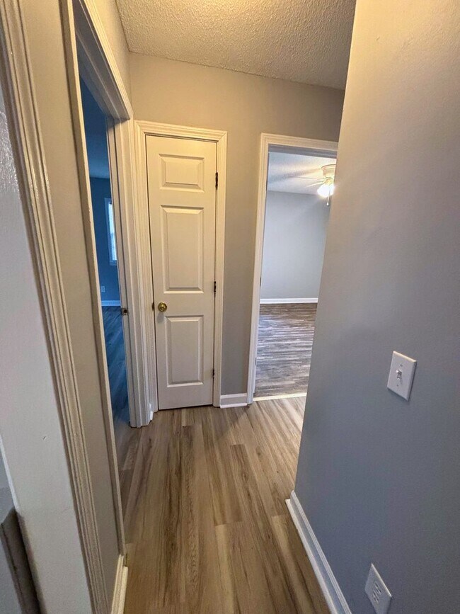 Building Photo - 2 Bedroom Brick House with Large Yard & St...