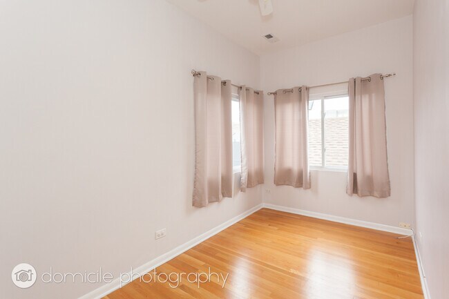 Foto del edificio - 2204 N Clybourn Ave