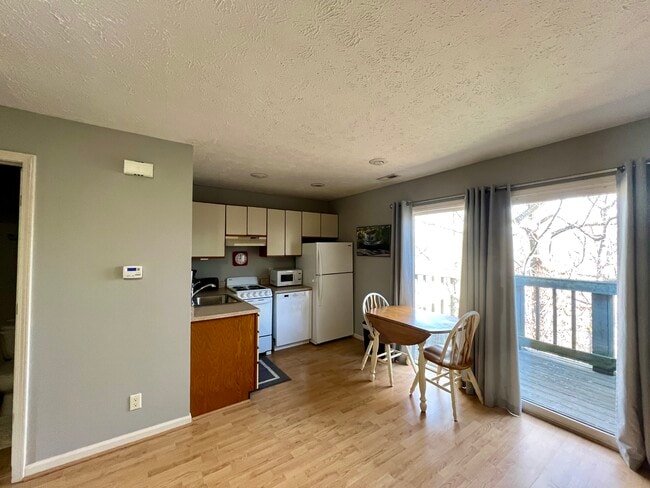 Building Photo - 9345 S Pointe Retreat Dr