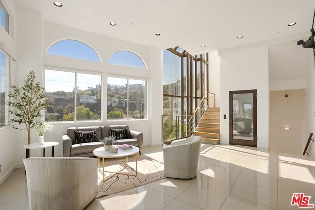 Foto del edificio - 8435 Franklin Ave