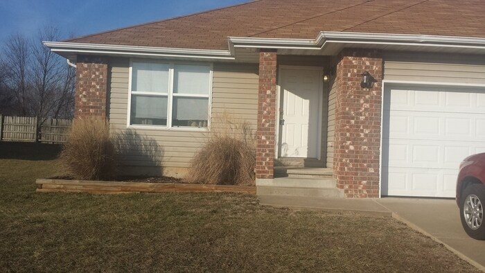Primary Photo - Nice Duplex in Clever. Clean two bedroom, ...