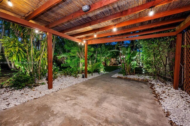 Foto del edificio - 781 NE 75th St