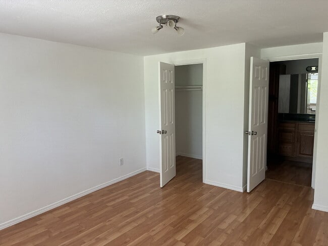 Building Photo - Beautiful Updated 1 Bedroom 1 Bathroom - Huge Living Room!