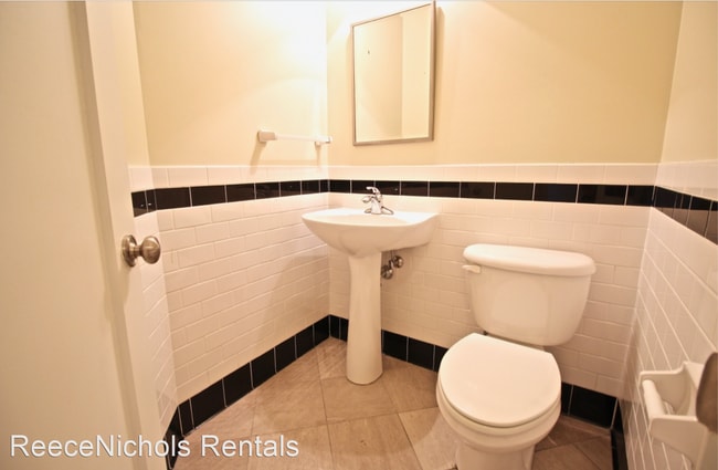 Building Photo - 3 br, 2.5 bath House - 2929 McGee Trfy #202