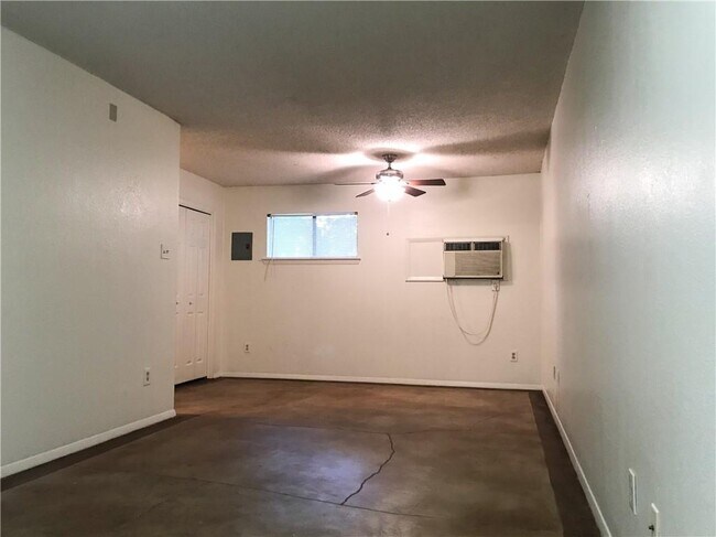 Foto del edificio - 5701 Woodrow Ave