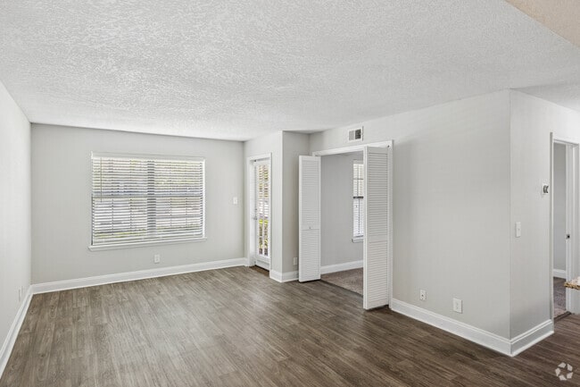 2BR, 1BA - 900SF - Living Room - Vue at 1400