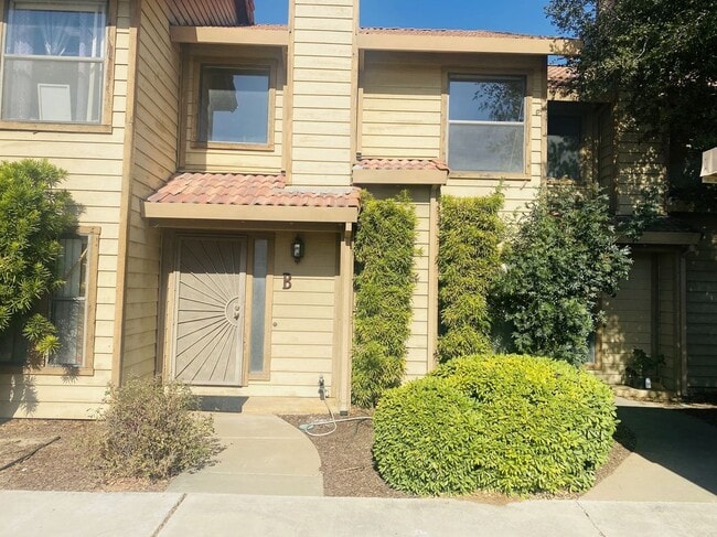 Building Photo - 1529 Racquet Club Dr