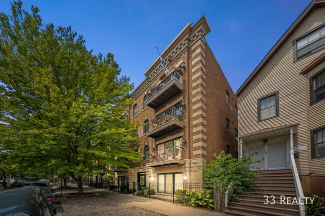 Photo - 1144 W Roscoe St Apartment