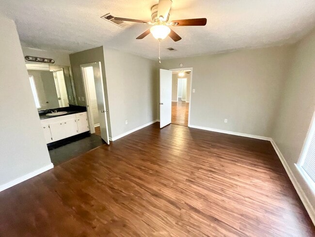 Building Photo - 3 Bed/2 Bath Available for Rent in Madison!