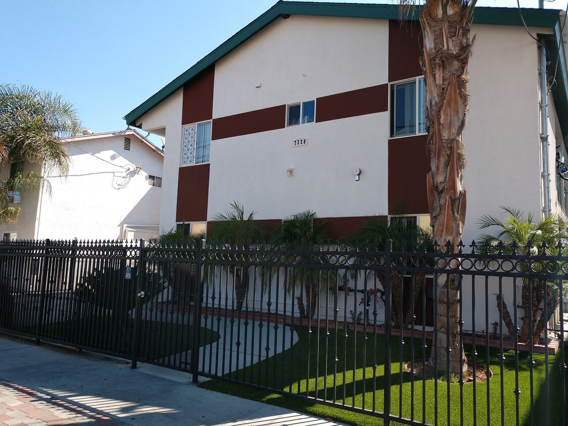 Foto principal - 7228 Independence Ave