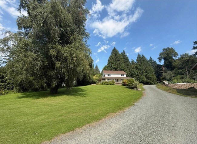 Building Photo - Beautiful 4 BR Home on Acreage w/ AC & Sauna - Snohomish