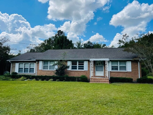 Building Photo - 3 BD/1/BA County Ranch Home