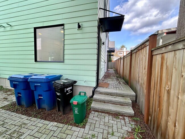 Foto del edificio - Spacious Ballard Townhome- 2 Bedrooms with Parking