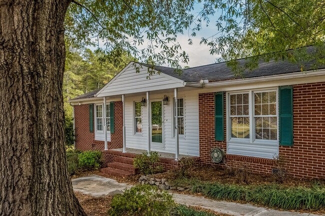 Building Photo - Beautiful 3 Bedroom Home in Sherwood Forest!