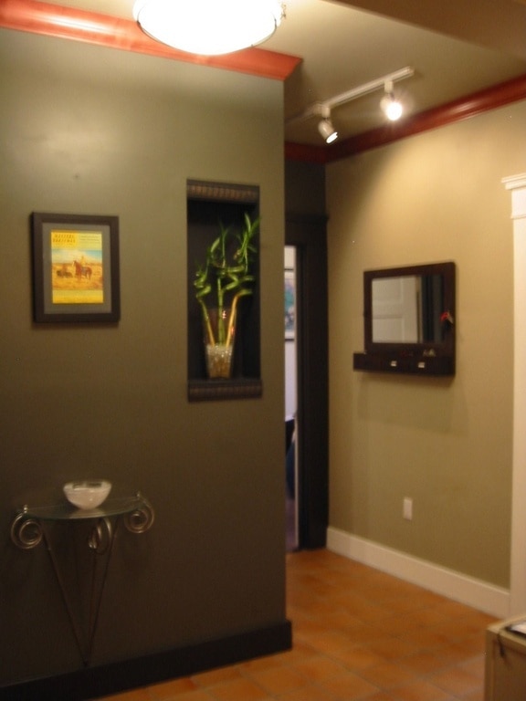 Foyer - 416 E Roy St Apartment