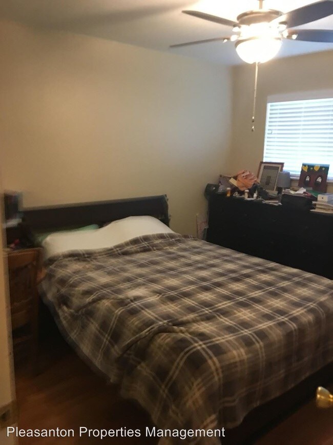 Building Photo - 2 br, 1 bath House - 2305 Foothill Rd. #1