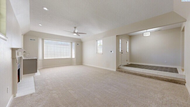 Foto del edificio - 2 bed, 2 bath townhome in Meadow Springs