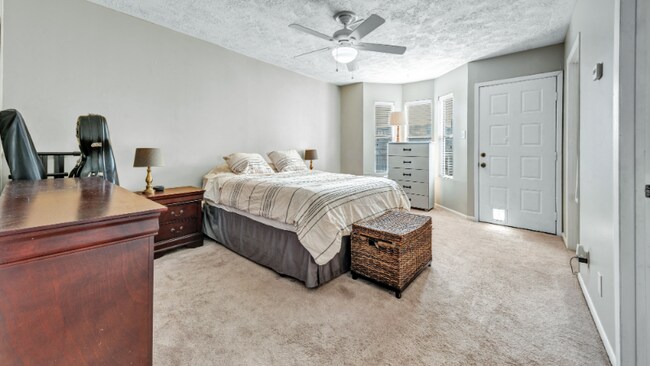 Foto del edificio - 4441 Old College Rd