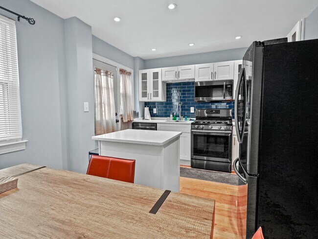 Building Photo - 636 Burns St SE