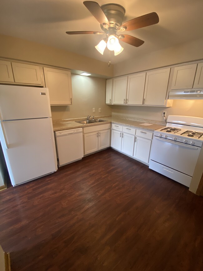 Kitchen - Evergreen Terrace Apartments