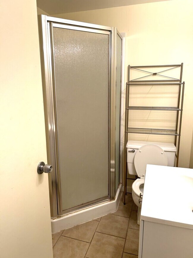Building Photo - 2 Bedroom 2 Bath Unfurnished Condo