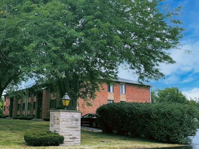 Camelot Apartments Located In A Park Setting - 1905 Austin Ave