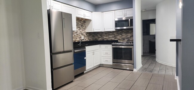 Building Photo - 2300 Beau Monde Ln