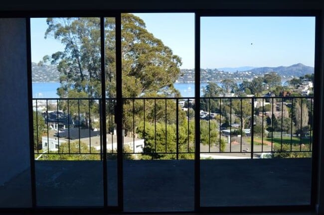 Building Photo - Nicely Updated Top Floor Unit with Bay View