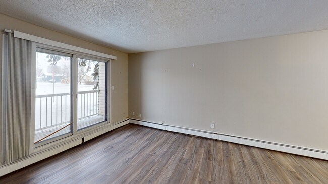 Photo du bâtiment - 10028-10105 105 Ave