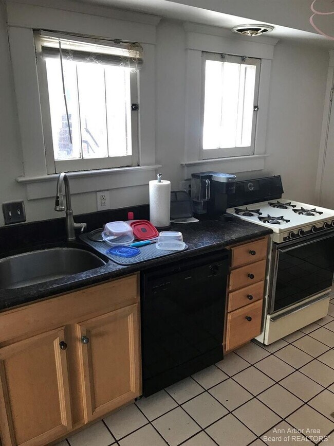 Building Photo - Five Bedroom Home Available for May 2024!