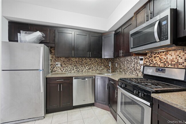 Foto del edificio - 220-20 Garth Rd