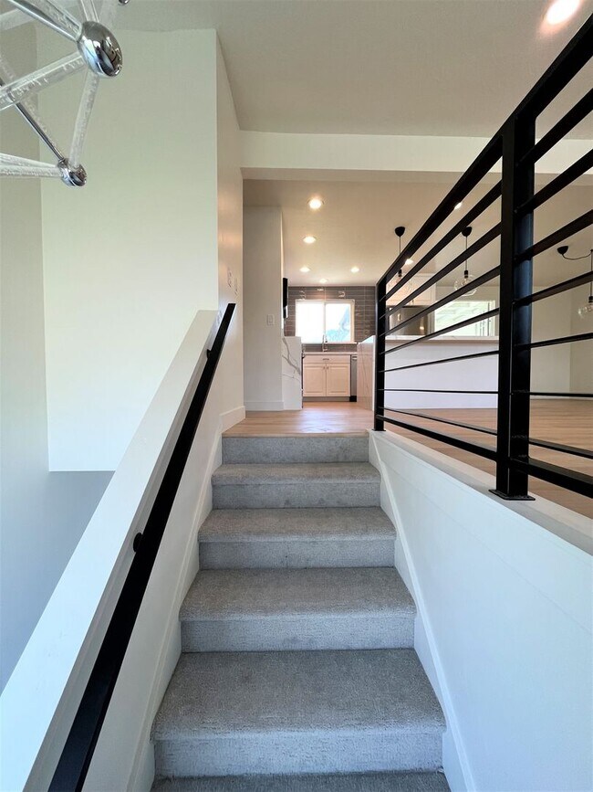Building Photo - 2 Bedroom Home in Sandy - Internet, Electr...