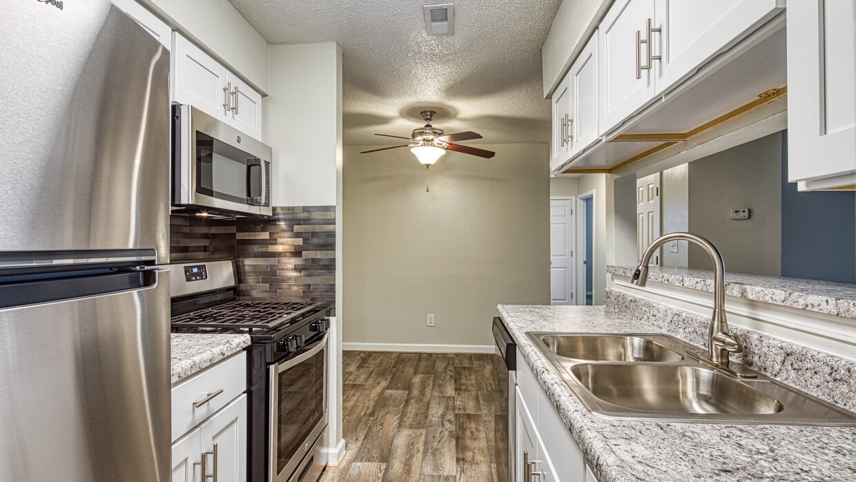 Hermosa cocina renovada con características impresionantes - Grafton Station Apartments