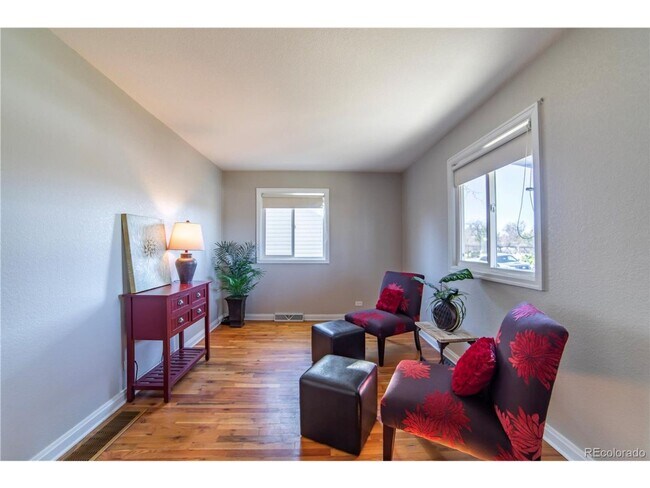 Building Photo - Nicely Remodeled 2 bedroom Bungalow.