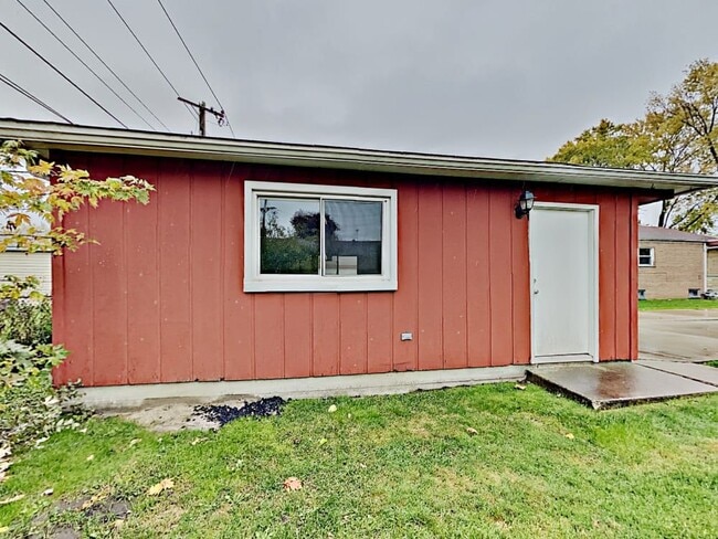 Building Photo - 10115 S 53rd Ave