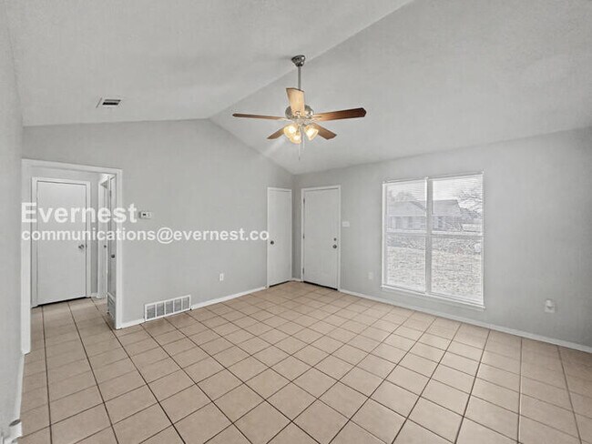 Foto del edificio - 3 Bed/2 Bath Home with Fenced Yard / Pet-Friendly / Available Now!