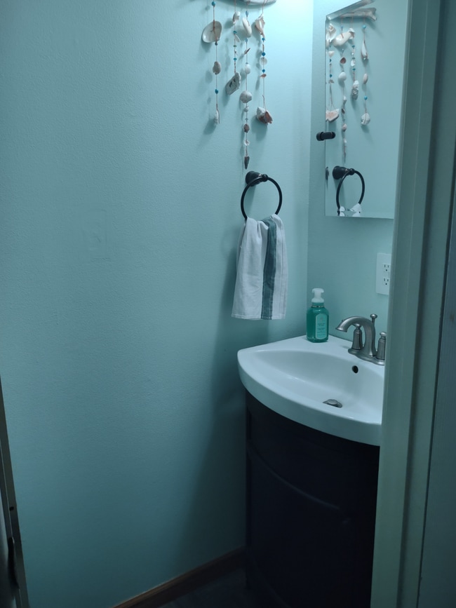 Powder Room - 403 East Bluff