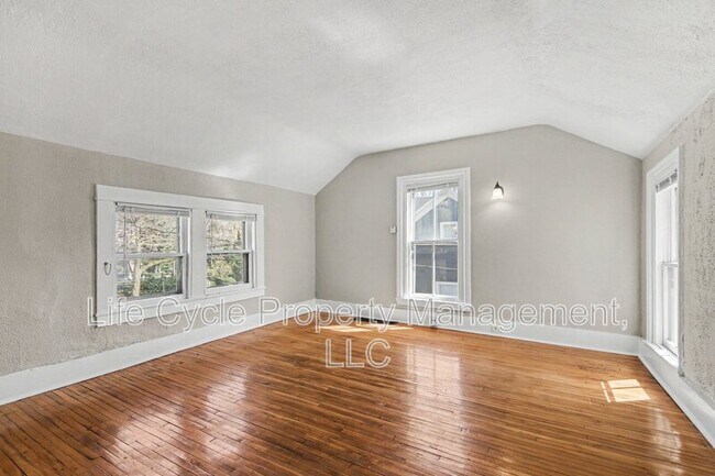 Foto del edificio - 329 Charles Ave SE