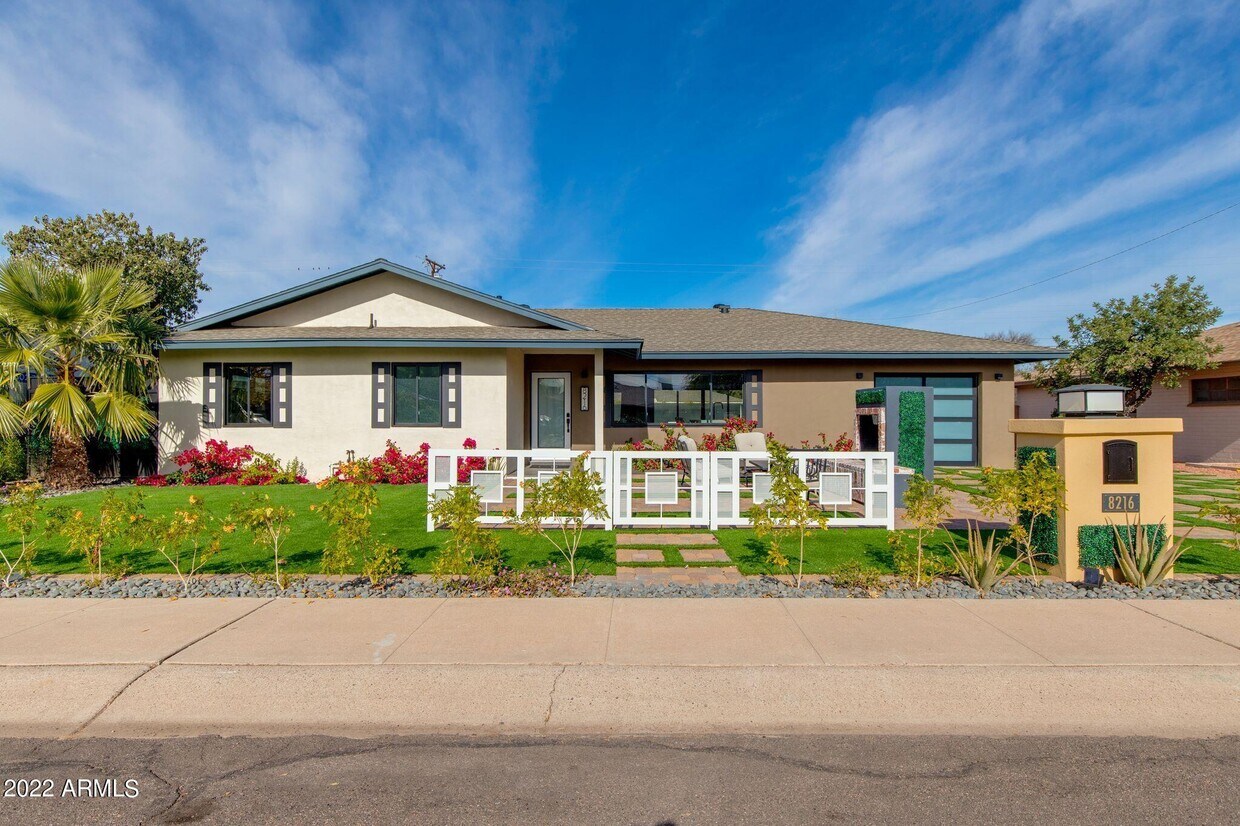 Foto principal - 8216 E Lewis Ave