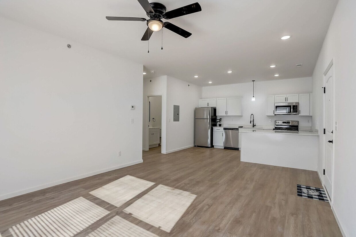 Foto principal - 218 Parkview Dr