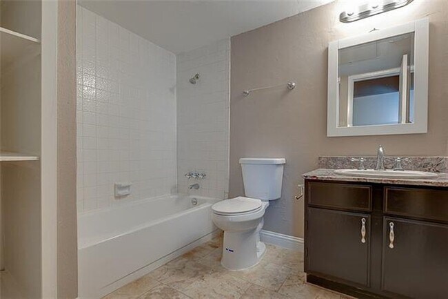 Foto del edificio - This Townhome is a true gem