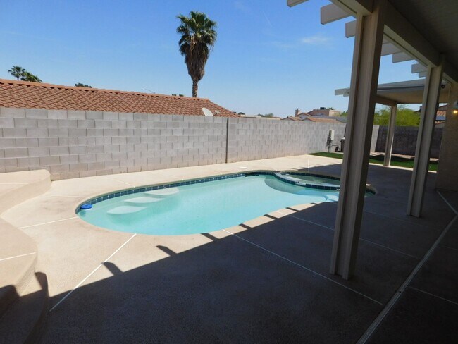 Foto del edificio - GORGEOUS SINGLE STORY WITH MANY UPGRADES*3 BEDROOMS*SPARKLING POOL AND SPA!