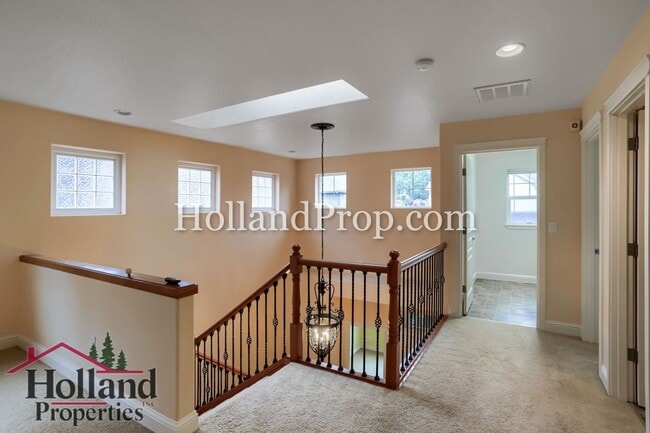 Building Photo - Must See, Beautiful 4 bedroom home in Hillsboro